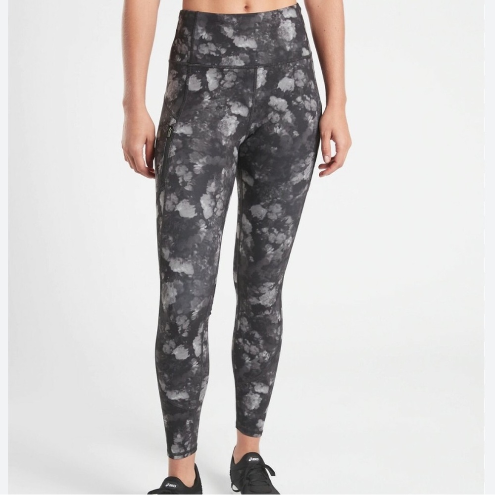 ATHLETA Size Small Rainier Printed Tight Legging